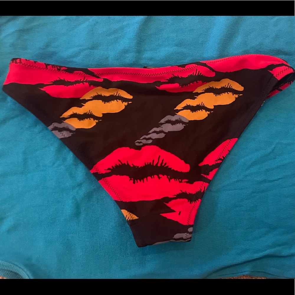 Gorgeous women’s black red kisses bikini bottom by Aquavita size 8
